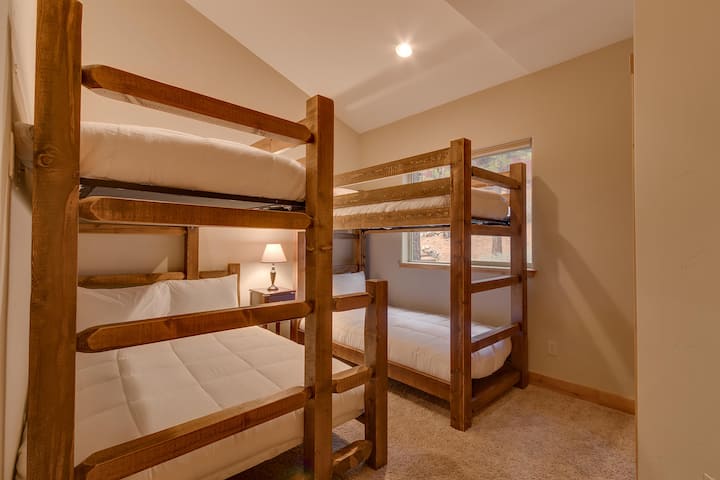 - חדר קומתיים עם ארבע מיטות קומתיים מעץ לילדים  
- בקתה להשכרה בטאהו עם סידור שמתאים למשפחות  
- מקום אירוח מושלם לחופשה עם שינה נעימה בקבוצה