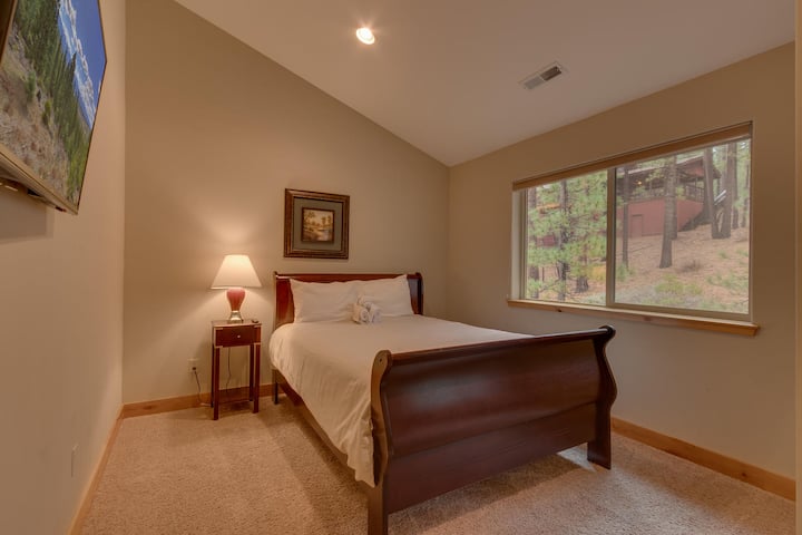 - חדר שינה לאורחים עם מיטת קווין סייז ונוף ליער  
- דירה להשכרה בטאהו עם חדר שינה חמים ונעים  
- בית נופש נוח עם אור טבעי