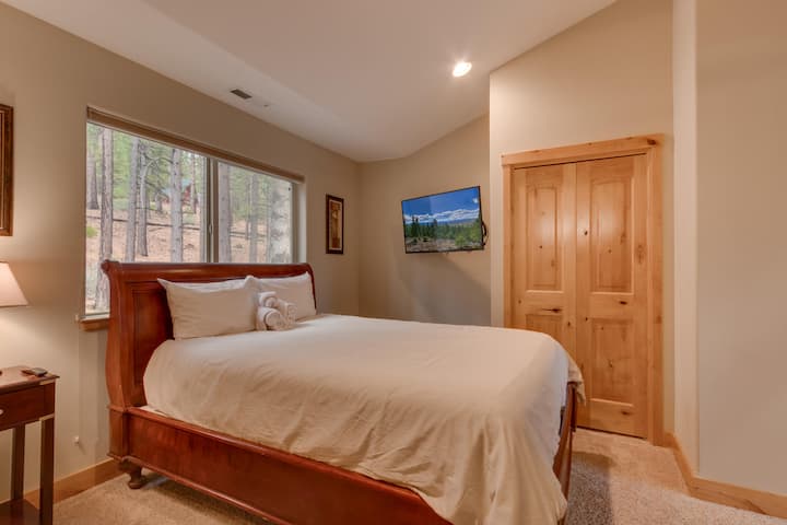 - חדר שינה לאורחים עם מיטת קווין סייז ואור טבעי  
- נוף ליער דרך חלונות גדולים, מושלם להירגעות  
- דירת נופש בטאהו עם פינת שינה נעימה