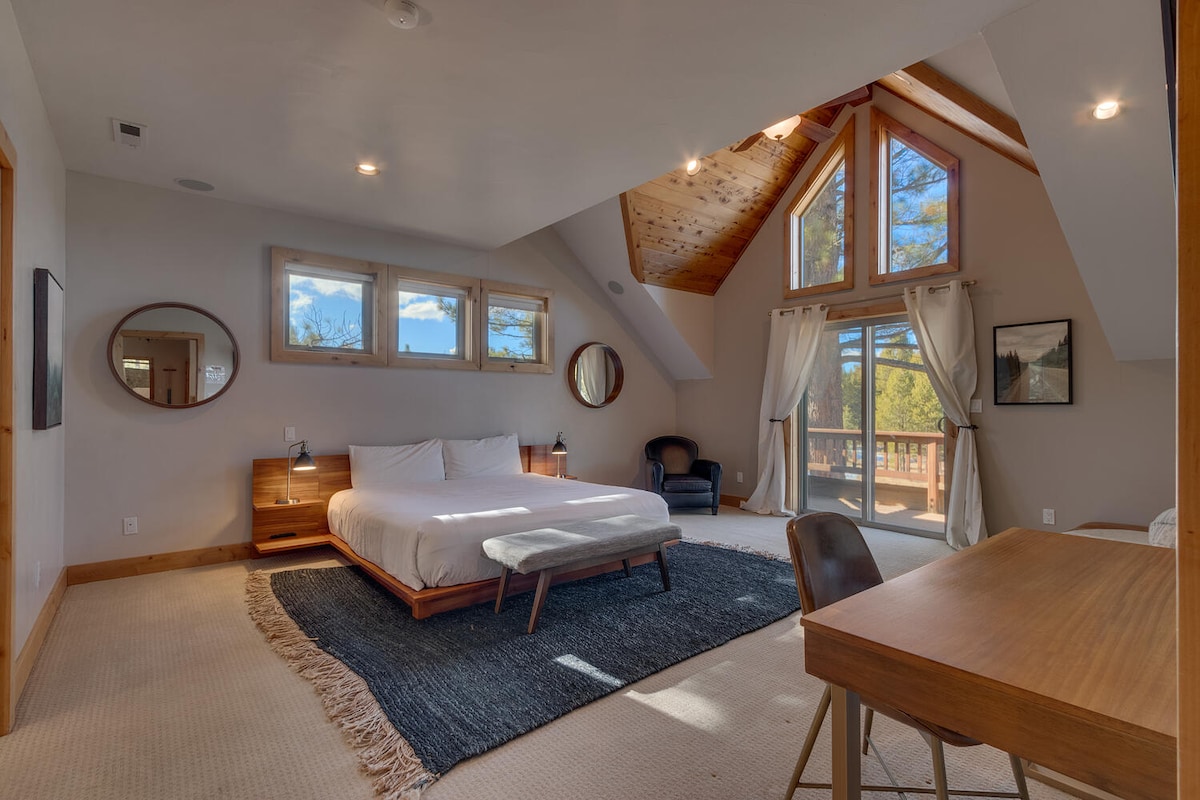 – Hlavná spálňa s manželskou posteľou a klenutým stropom pre oddychový pobyt  
– Posuvné dvere sa otvárajú na súkromný balkón s malebným výhľadom na les  
– Pokojná izba navrhnutá pre pohodlie a omladenie