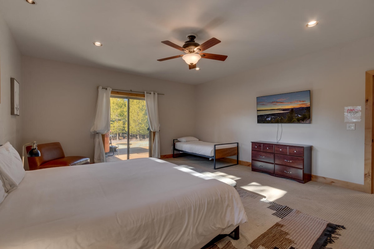 – Hosťovská spálňa s manželskou posteľou a dvoma samostatnými lôžkami na všestranné použitie  
– Súkromný balkón a televízor s plochou obrazovkou pridávajú útulný nádych  
– Priestranné usporiadanie ideálne pre rodiny alebo priateľov, ktorí cestujú spolu