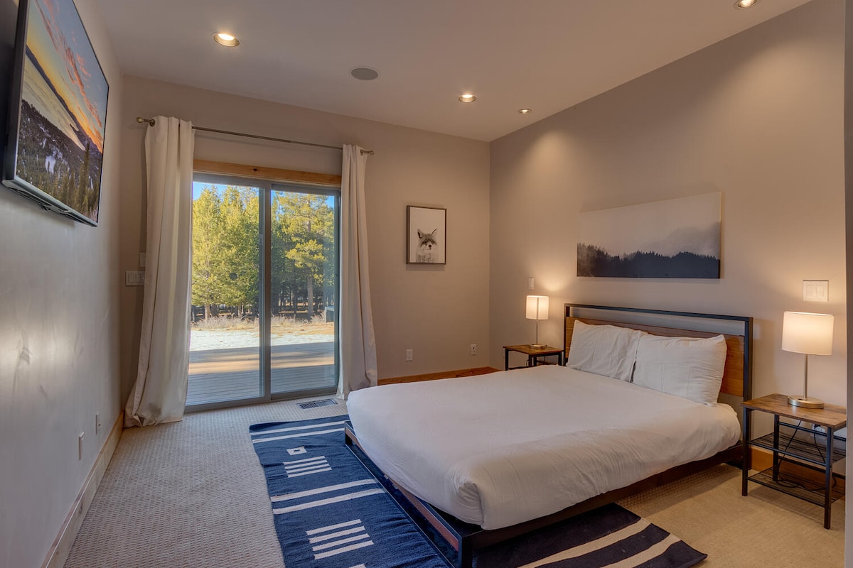 – Pohodlná spálňa s plyšovou posteľnou bielizňou a moderným osvetlením  
– Súkromné posuvné dvere sa otvárajú na pokojný výhľad na les  
– Pokojný oddych s prírodnými tónmi a útulnými dekoratívnymi prvkami