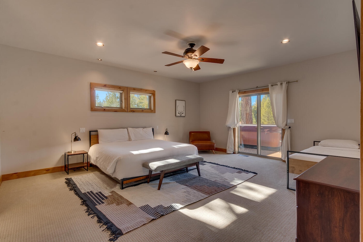 – Veľká spálňa s manželskou posteľou a ďalšou dvojlôžkovou posteľou pre rodinné pohodlie  
– Prístup na súkromný balkón a štýlové moderné vybavenie  
– Útulné útočisko s dostatkom priestoru na relaxačné pobyty na Airbnb