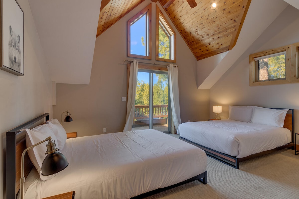 – Hosťovská spálňa s dvoma manželskými lôžkami a klenutým dreveným stropom  
– Posuvné sklenené dvere sa otvárajú na súkromný balkón s výhľadom na les  
– Pohodlné usporiadanie ideálne pre rodiny a skupinové pobyty