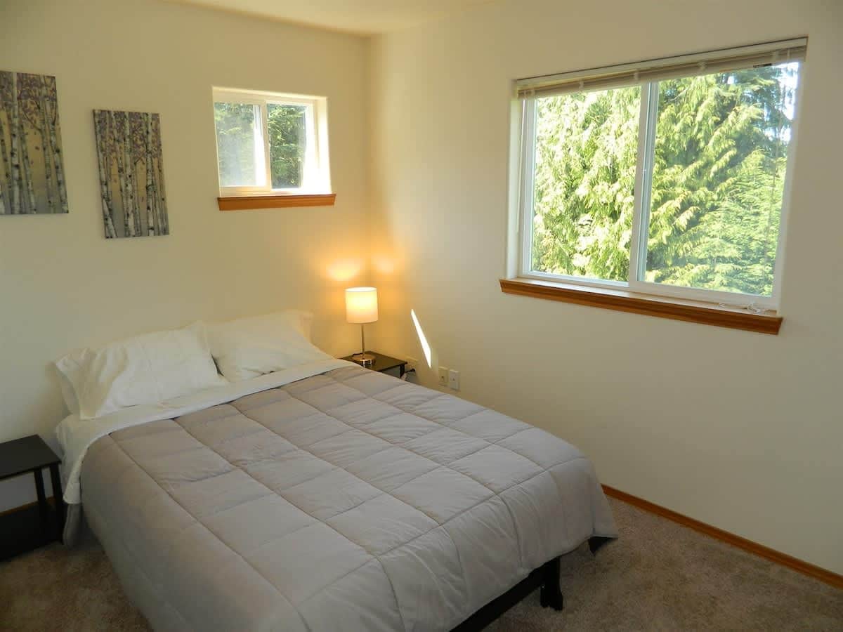 Arriba, tercer dormitorio, vistas al jardín