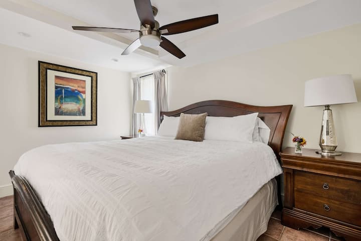 غرفة النوم: سرير كبير 