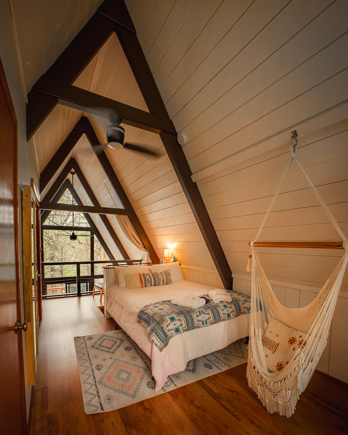 Our loft bedroom is ideally positioned between the cozy reading nook and a balcony that overlooks the woods. With forest views both in front and behind, you’ll feel like you’re sleeping among the trees. 