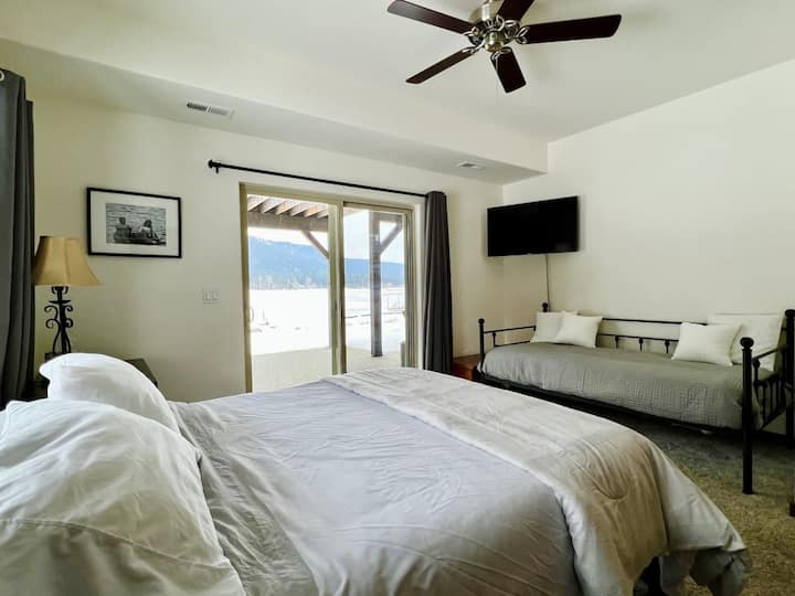 Spavaća soba za goste u prizemlju s bračnim krevetom (160x200) s pogledom na jezero, TV-om, bračnim krevetom za jednu osobu i pristupom terasi