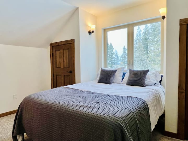 Spavaća soba na katu s bračnim krevetom i bračnim krevetom s dva odvojena kreveta