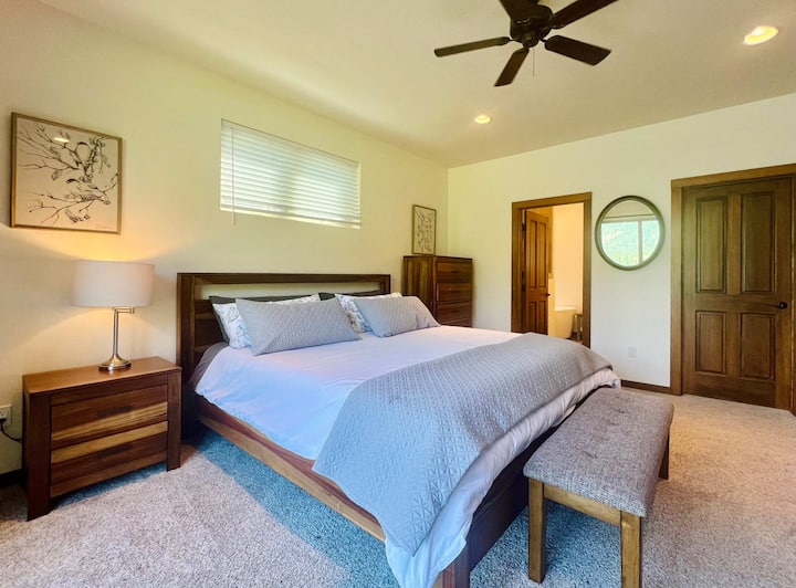 Glavna spavaća soba na glavnom katu sa spojenom glavnom kupaonicom