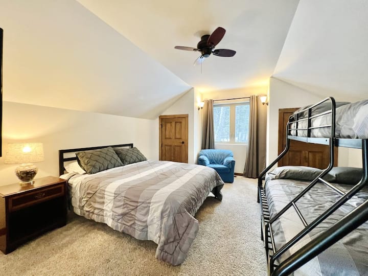 Na katu je spavaća soba s bračnim krevetom (160x200) i krevetom na kat s punim krevetom na dnu te bračnim krevetom na vrhu i pametnim televizorom