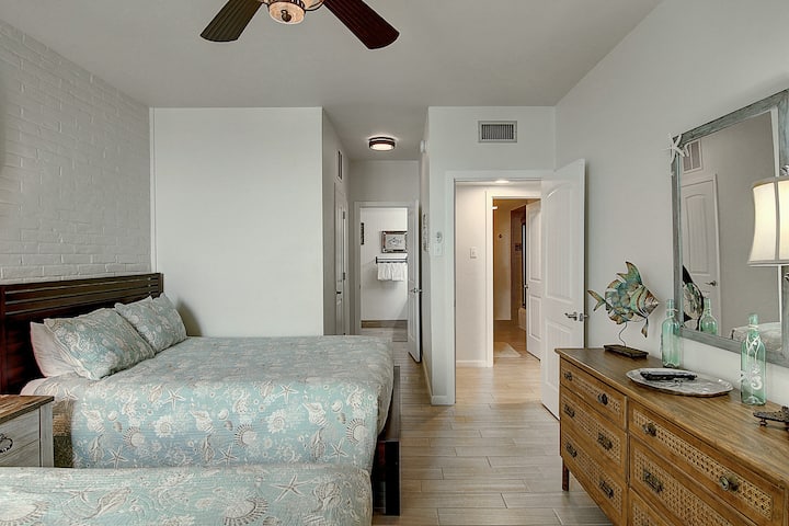 室内。在宁静的卧室享受一天的海滩探险后放松身心，配有两张标准双人床和一张单人床