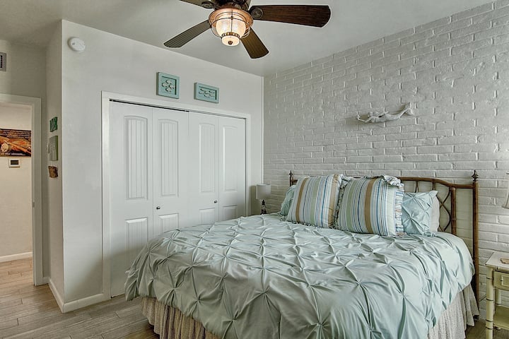 室内。卧室配有一张加大双人床和一张单人床