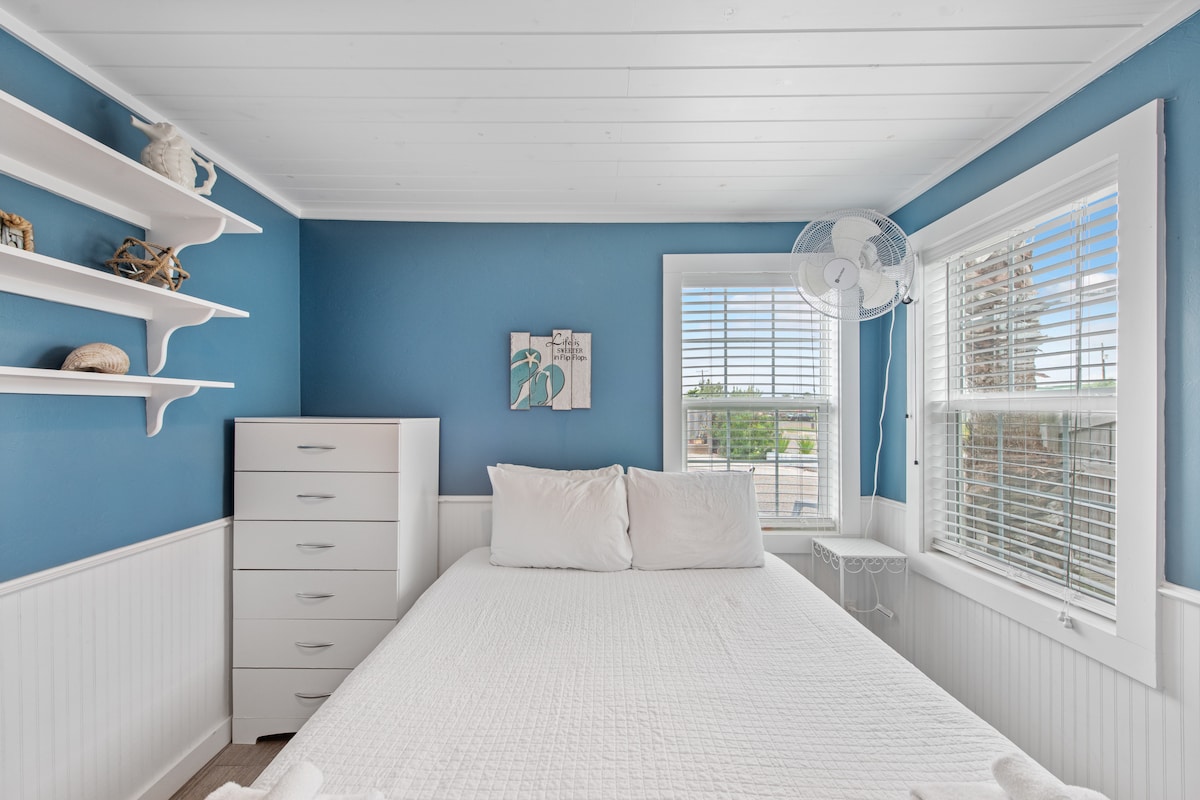 Svijetla i prozračna spavaća soba s bračnim krevetom i komodom za odlaganje 