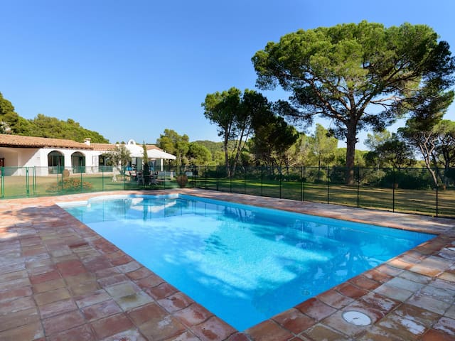 Madroños by Danlux Invest. Rustic house whith pool