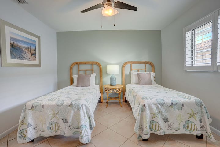 Bedroom with Twin Beds