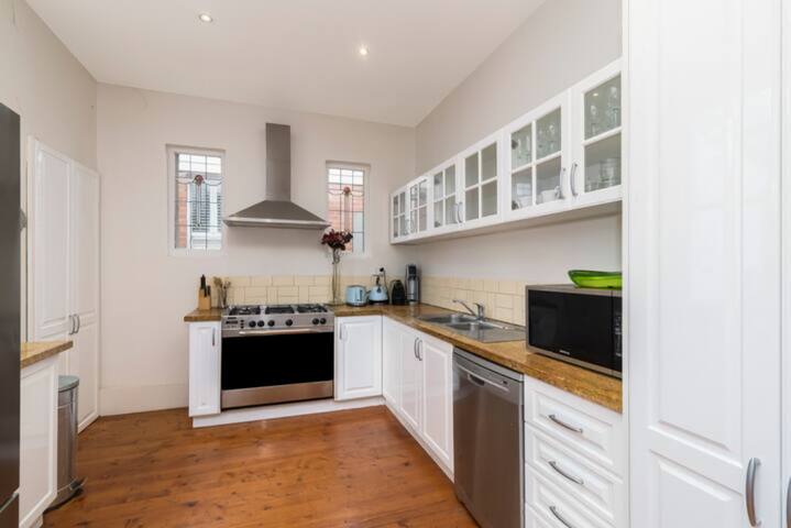 Elwood Eclectic Gem Walk to St Kilda beach gallery image 4