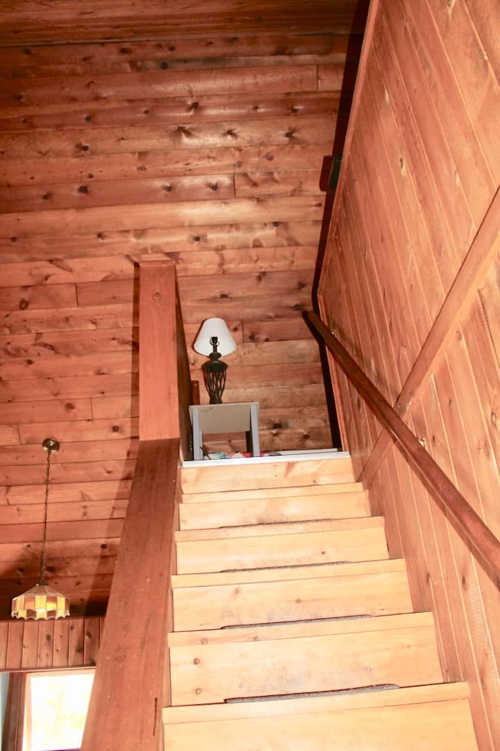 Schody vedúce do podkrovia na poschodí