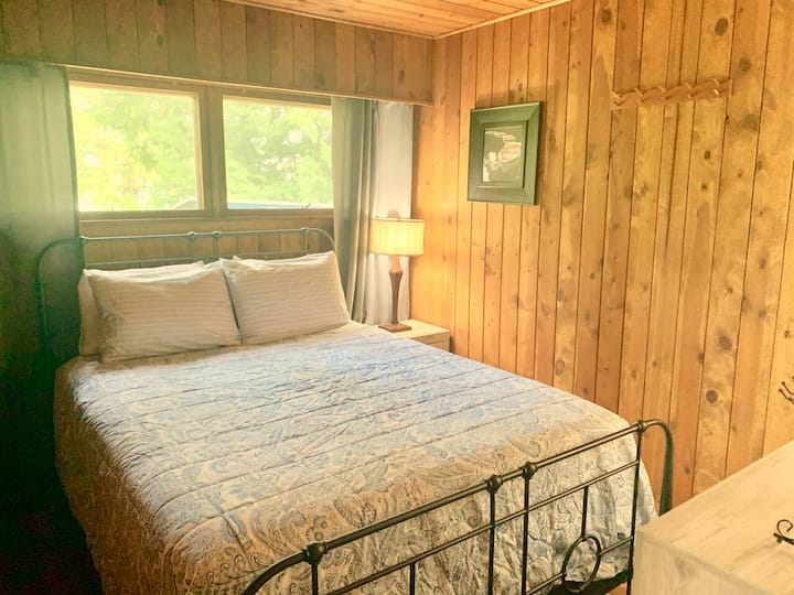 Spálňa na hlavnom poschodí veľkosti Queen.