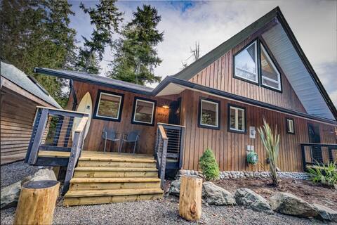 Surfers Guesthouse: sauna, hot tub, steps to beach