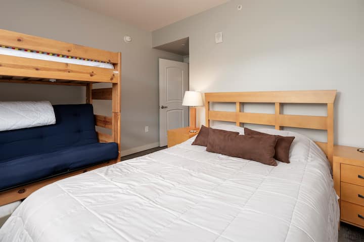 - Спална соба со кревет „queen size“, кревети на спрат и мека постелнина - Совршена семејна соба која нуди флексибилни аранжмани за спиење - Удобен простор за парови, деца или групи кои престојуваат