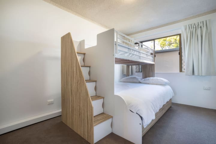 Მეორე საძინებელში დგას ორსართულიანი საწოლი ორადგილიანი და ერთადგილიანი საწოლით.