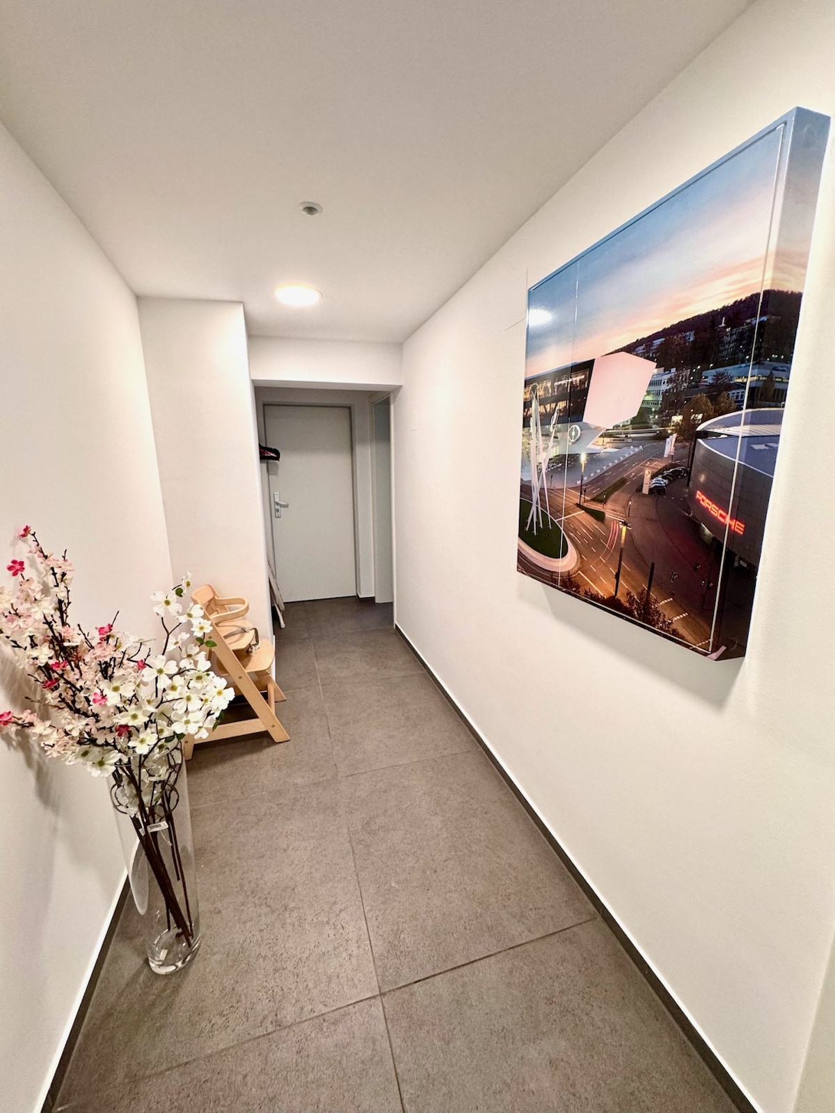 Apartment next to Porsche for lovers of technology and sound