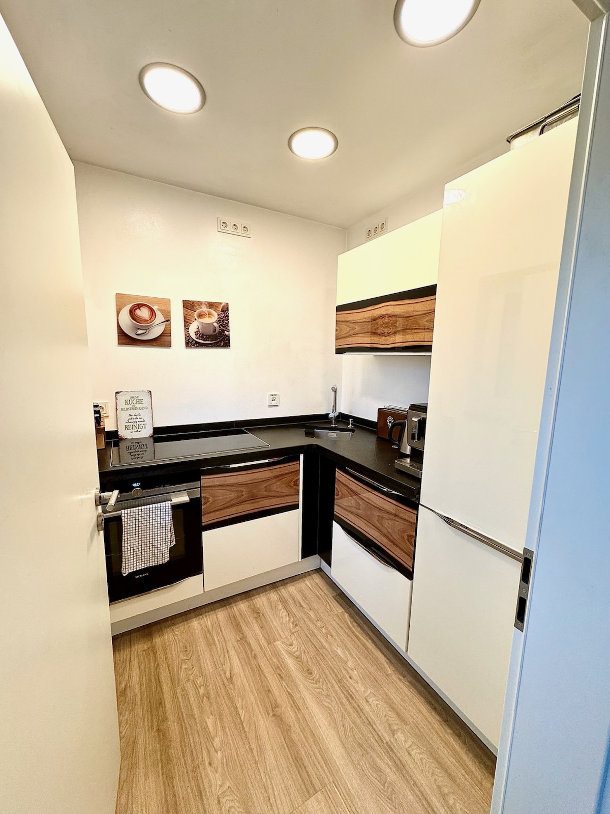 Apartment next to Porsche for lovers of technology and sound