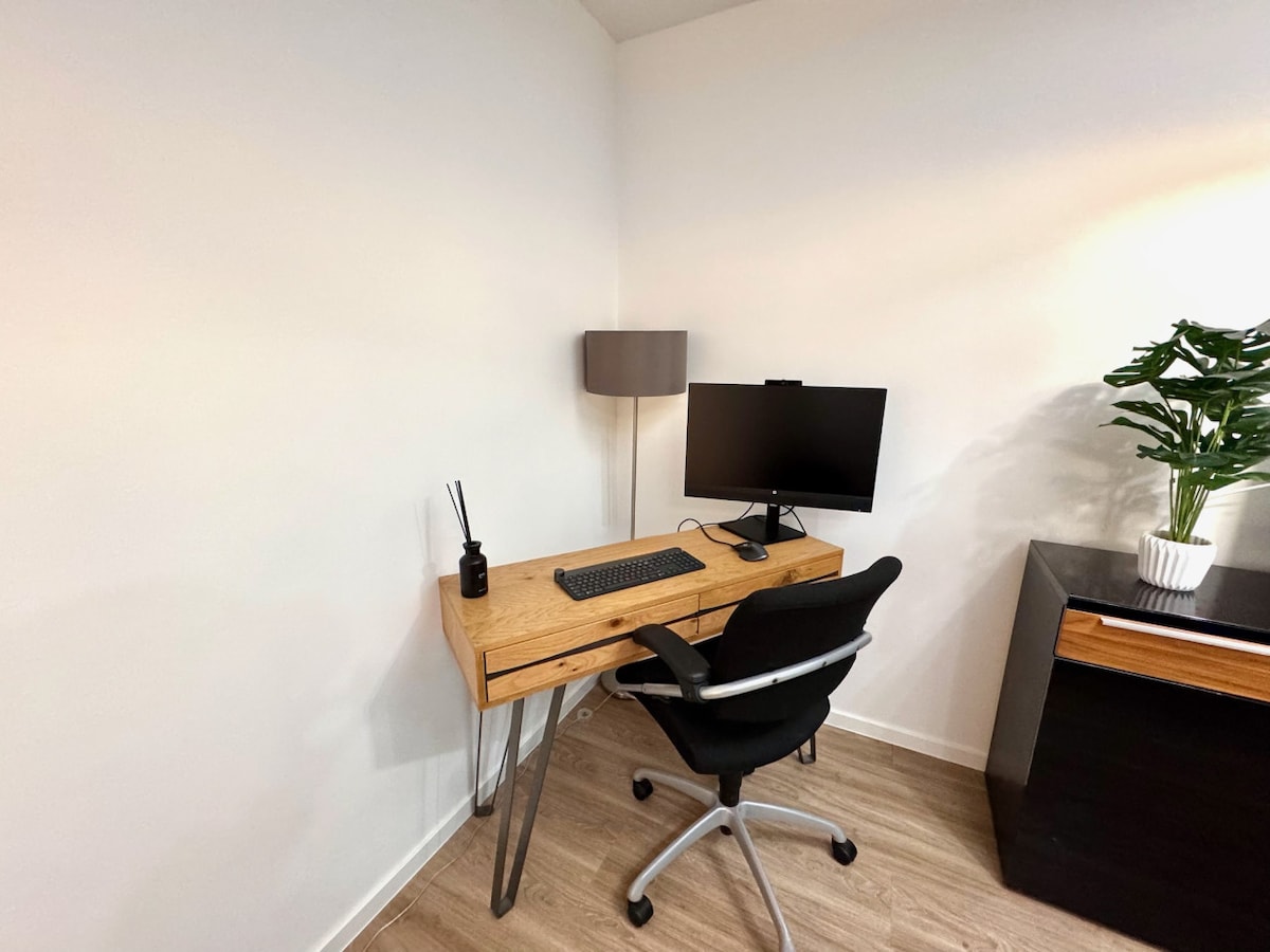 Apartment next to Porsche for lovers of technology and sound