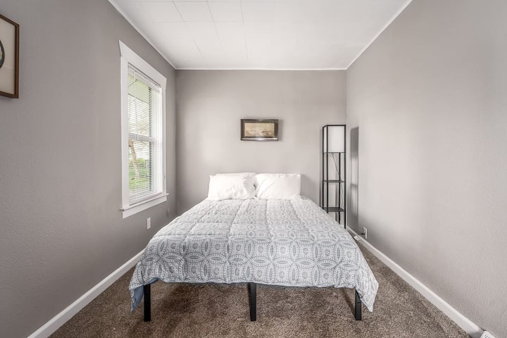 卧室1 -主楼层。全新记忆泡沫床