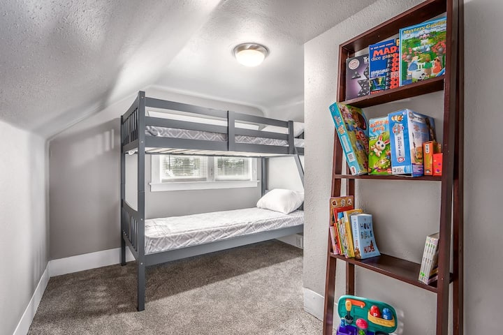 卧室3 -架子上的物品已被移除。