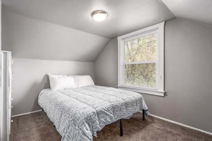 2号卧室- 2楼。全新记忆泡沫床