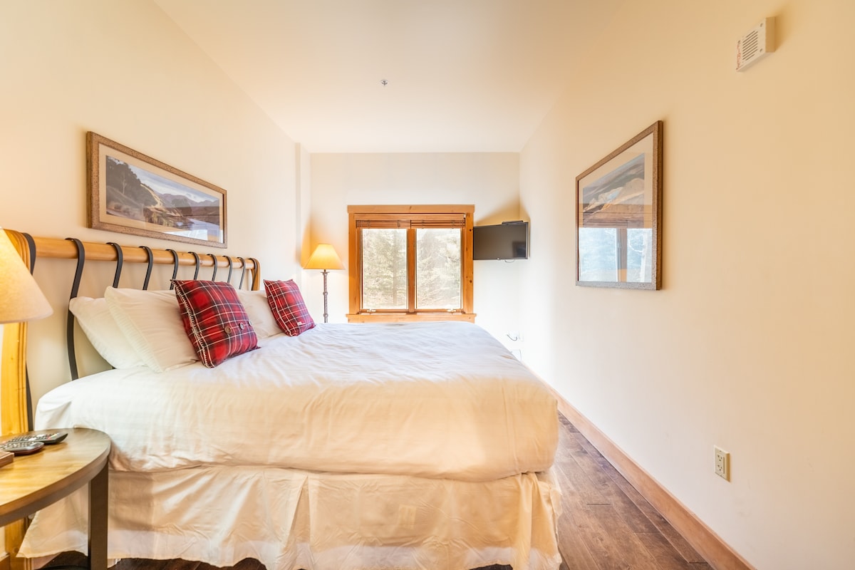 Primárna spálňa s priestrannou priestrannou posteľou, priestrannou TV s plochou obrazovkou a vlastnou kúpeľňou.