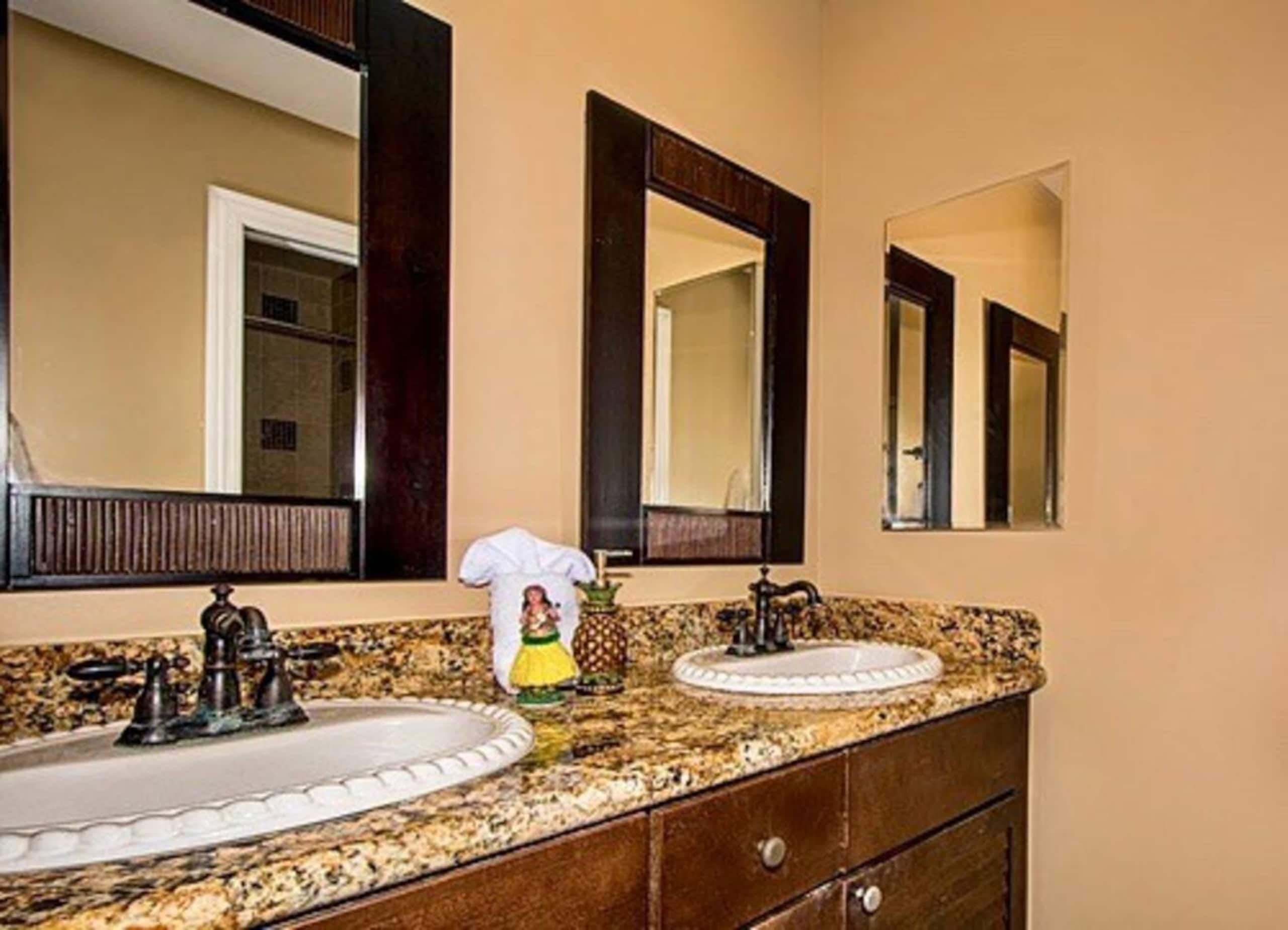 Condo in Kailua-Kona · ★4.89 · 2 bedrooms · 4 beds · 2 baths - Image 13