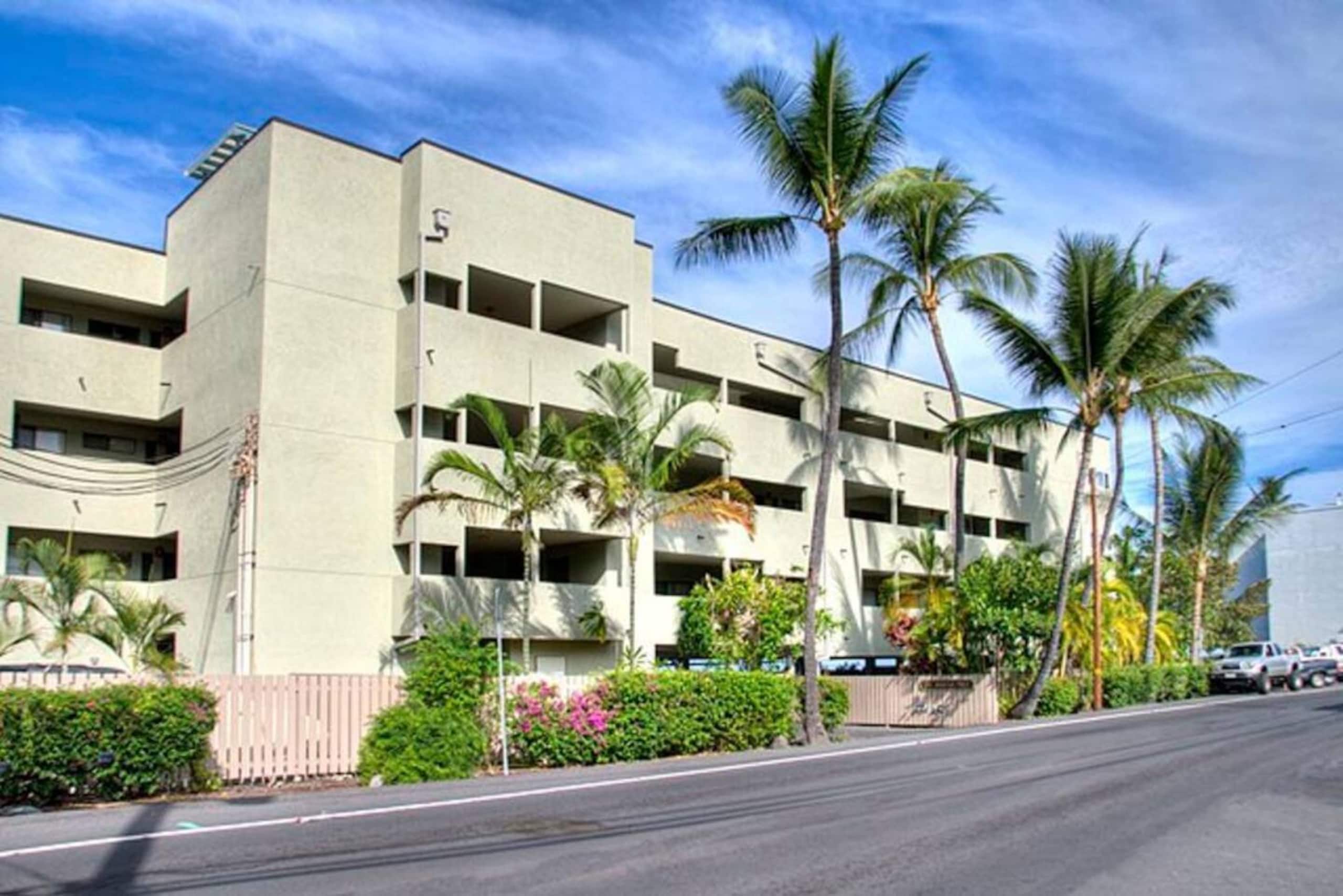 Condo in Kailua-Kona · ★4.89 · 2 bedrooms · 4 beds · 2 baths - Image 25