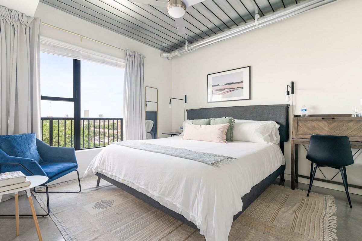 เพลิดเพลินกับการนอนหลับสบายบนเตียงเมมโมรี่โฟมในห้องนอนที่สะดวกสบายแห่งนี้