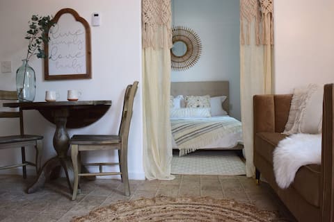 Gorgeous Peaceful Studio - King Bed, High Ceilings