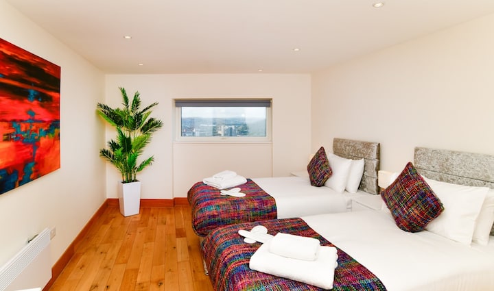 Spavaća soba s 2 odvojena kreveta ili se može koristiti kao Super-king. 