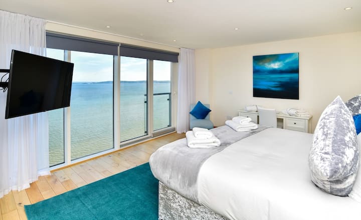 Spavaća soba s pogledom na more i bračnim krevetom Super King