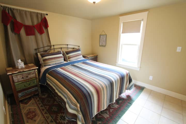 Salle de bain complète dans la chambre queen