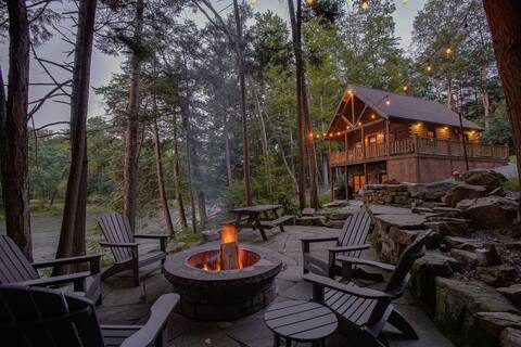 Cabin On The River w/ Fire Pit, Kayaks + Bikes!