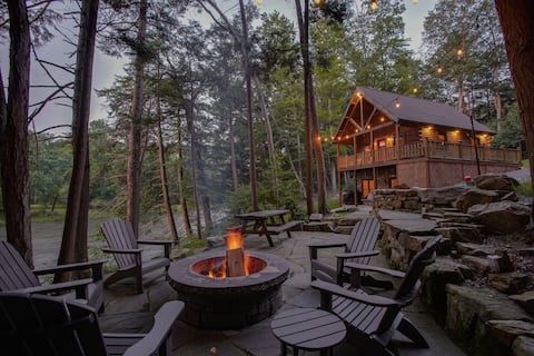 Cabin On The River w/ Fire Pit, Kayaks + Bikes!