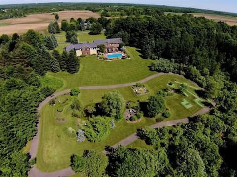 Ultimate Family Retreat:10-Acre, Heated Pool, Hot