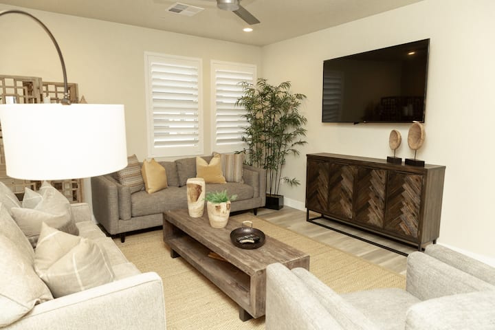 غرفة معيشة وطاولة قهوة وشاشة مسطحة