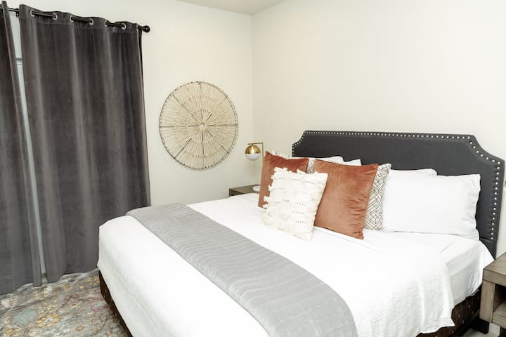 سرير بمقاس كينج بغرفة