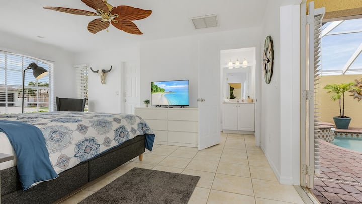 Chumba cha kulala cha starehe chenye mapambo ya kisasa na televisheni kwa ajili ya jioni za kupumzika.