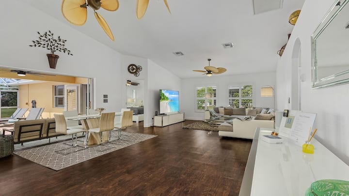 Villa Tuscany: Luxury Stay With Pool & Spa - Cape Coral, FL