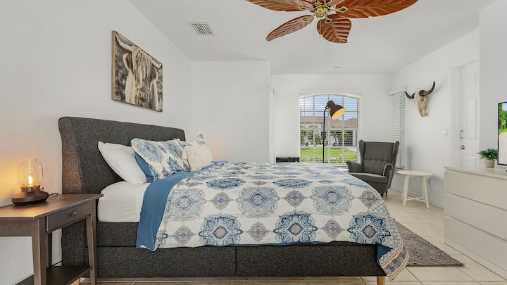 Chumba cha kulala chenye mwangaza na hewa safi chenye matandiko mazuri na mwanga mwingi wa asili.