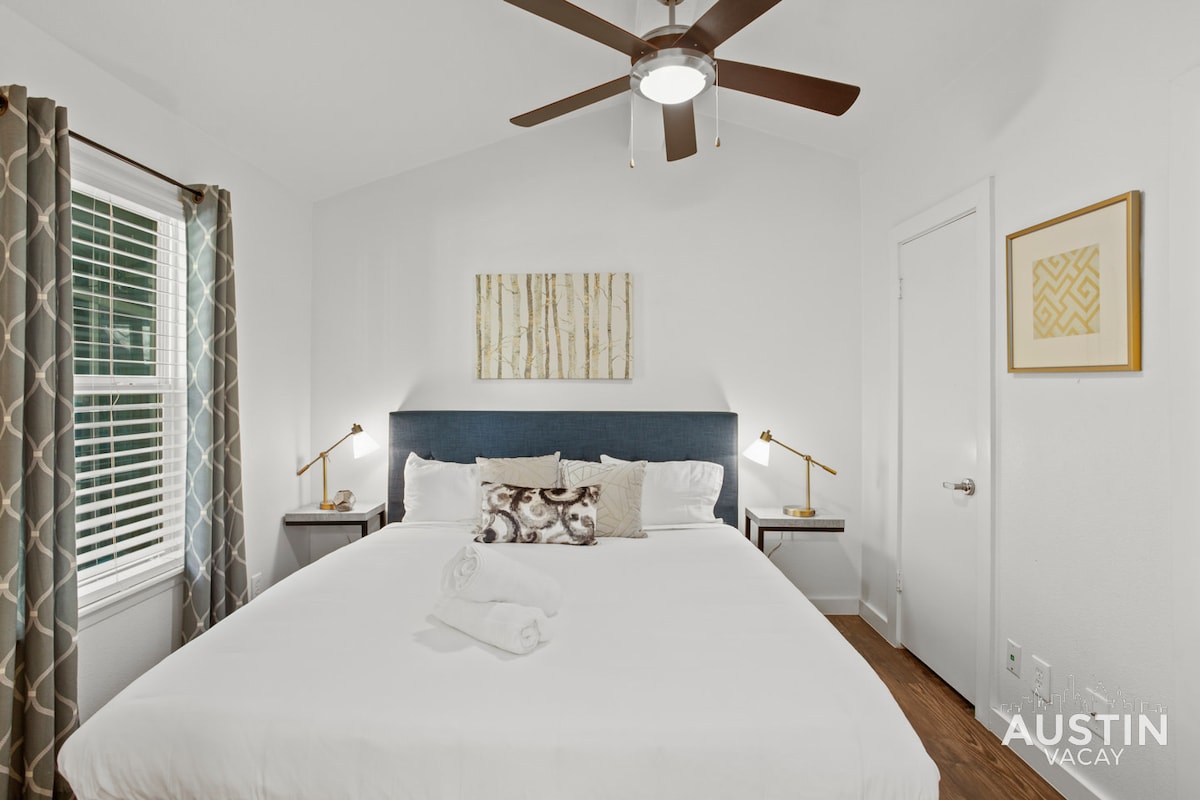 5 Minutes to Zilker & Barton Springs with Parking!