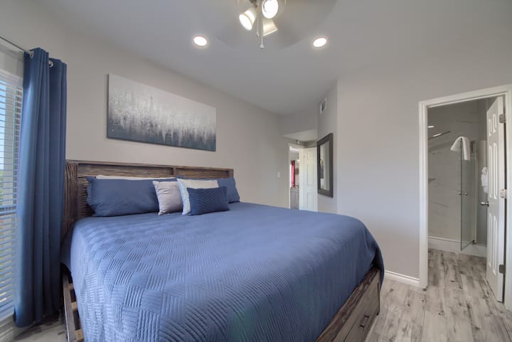 带全功能卫生间的主卧。 